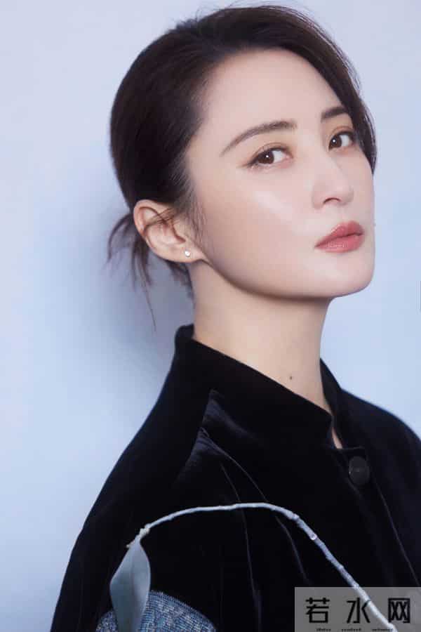 蒋勤勤今日份营业美照,成熟有气质