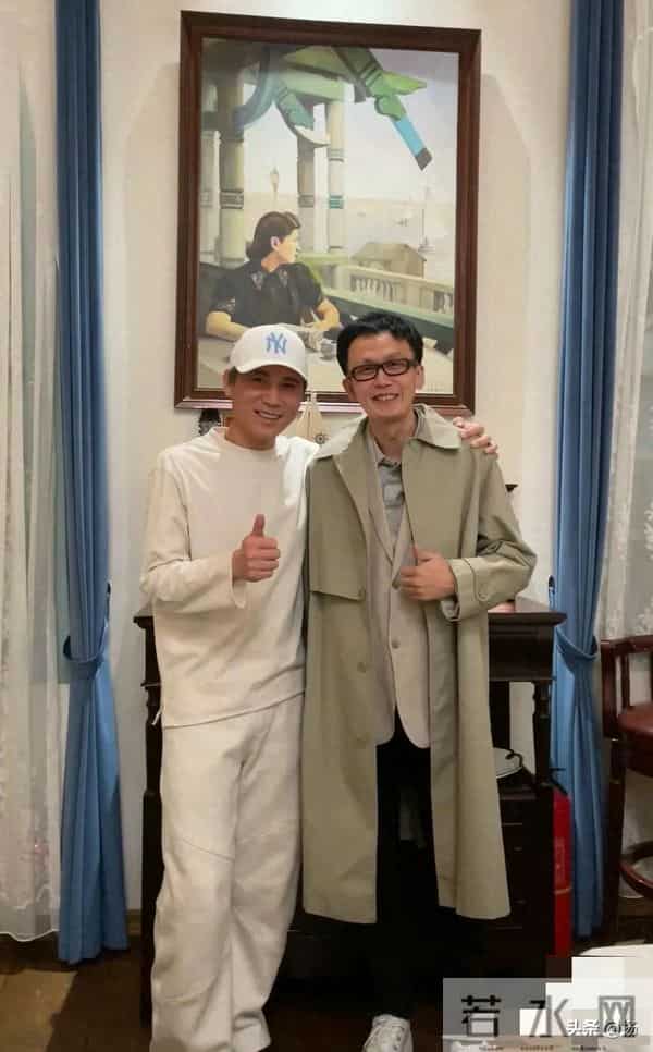 51岁李乃文哈尔滨和朋友聚餐，白色短袖上衣又高又瘦，状态像40岁