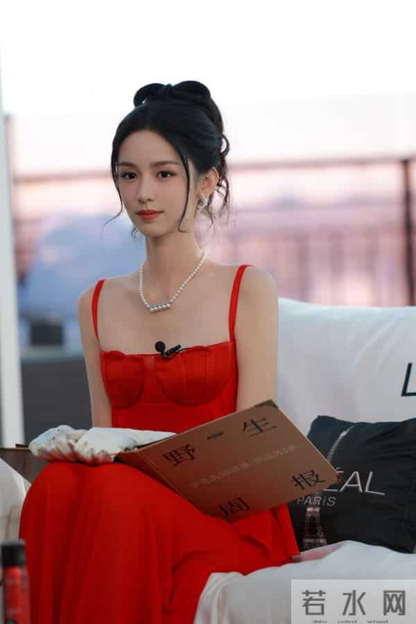 周也,红色抹胸纱裙穿搭,灵动又吸睛