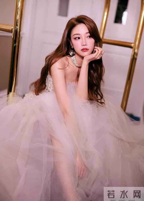 主持人,张纯烨,在酒店行李车上