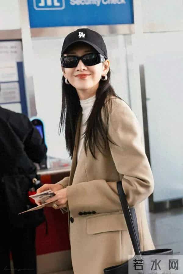 王鸥当妈后气质大变！穿西装+白色打底衫+小黑裤，时髦又高级！