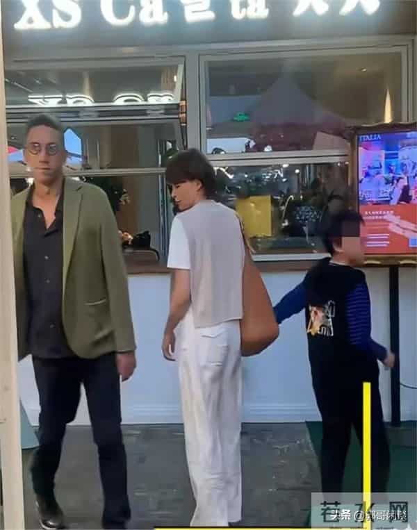 51岁董卿游苏州,打扮清爽和儿子一起,站姿还有主持人仪态