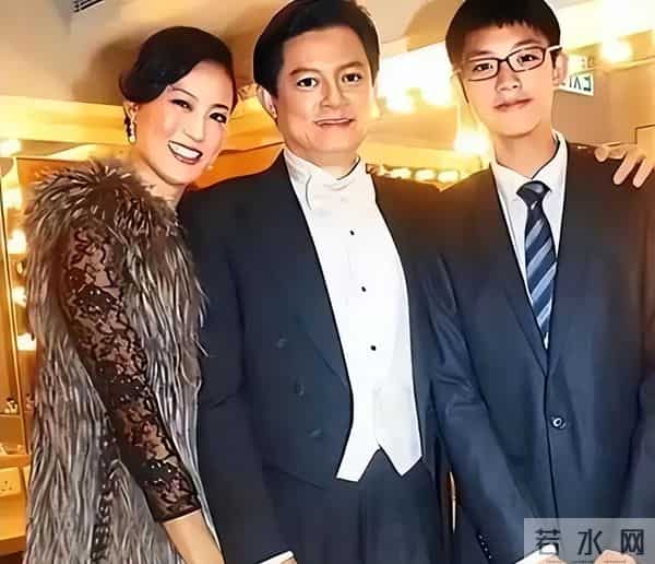 抛弃结婚26年的发妻,转身娶90后女学生,67岁莫华伦如今怎样了?