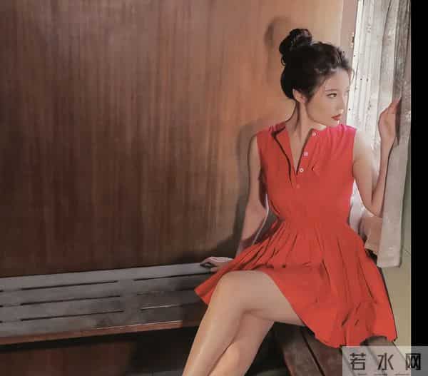 徐冬冬黑色皮裙亮相,身材火辣,御姐范十足!