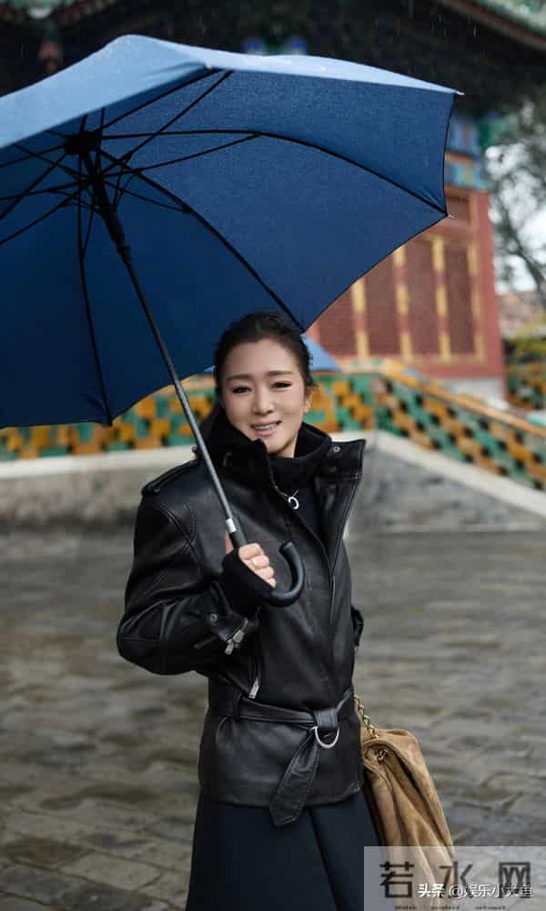 巩俐参加卡地亚活动,60岁依旧很有女王范,完美诠释岁月不败美人