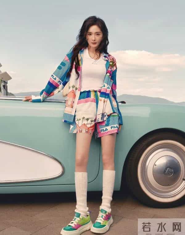 杨幂长腿杀疯了！活动现场全程黑丝白皙美腿，这比例绝了。