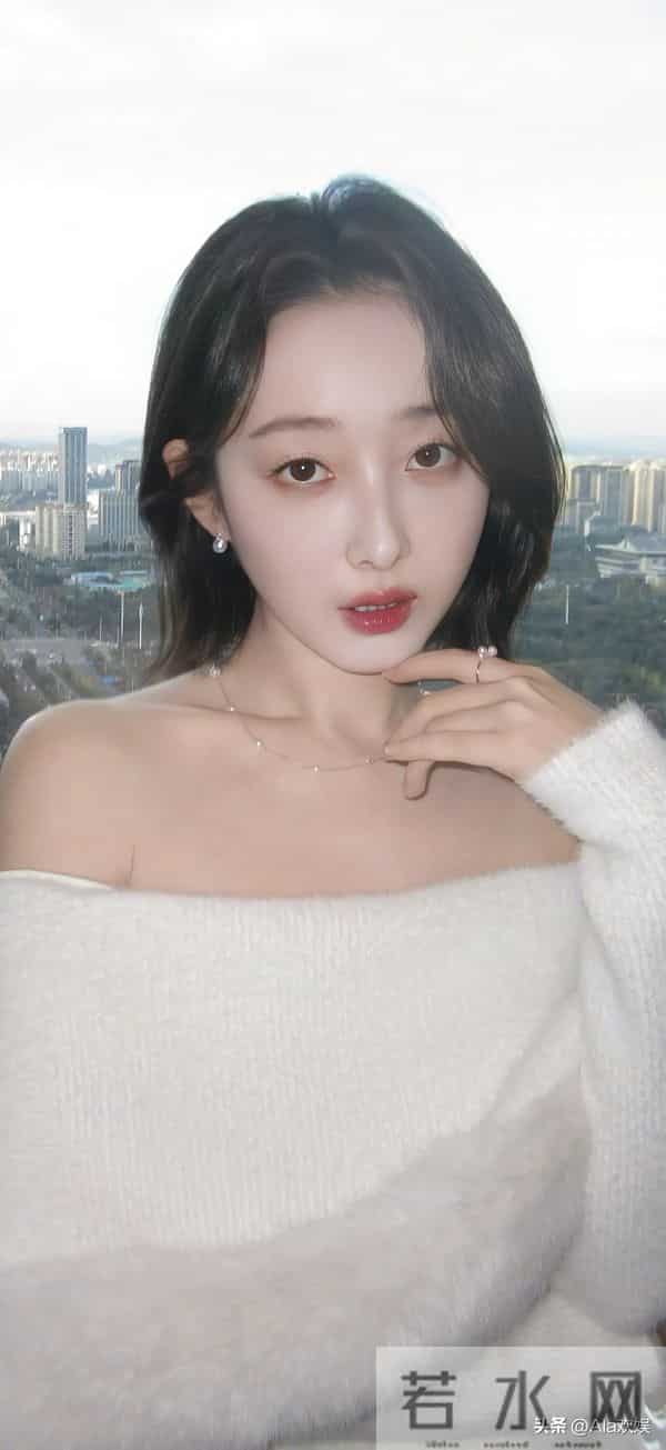 蒋梦婕玉腿香肩写真似少女