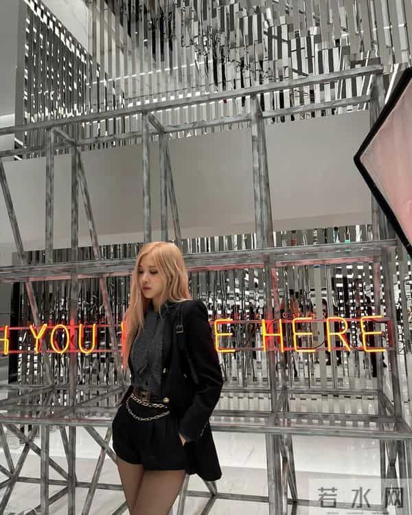 朴彩英大腿很粗的腿型叫酒杯腿,配上黑丝袜高跟鞋很诱惑