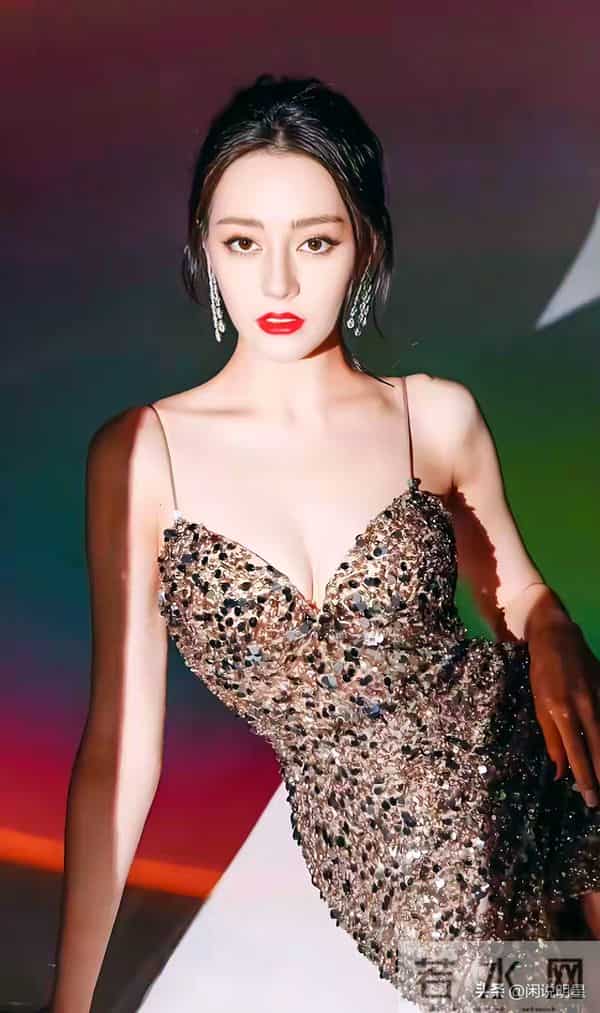 迪丽热巴—珍藏性感照：这“异域神颜”太蛊！每一张都是心脏暴击