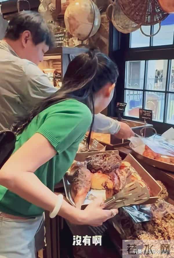 羡慕不来？范志毅娶小17岁高个女神，逛街画风却成“爸爸和女儿”