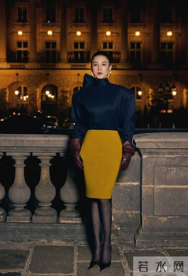 宋佳阿姨身穿黑丝袜,脚踩高跟真有韵味