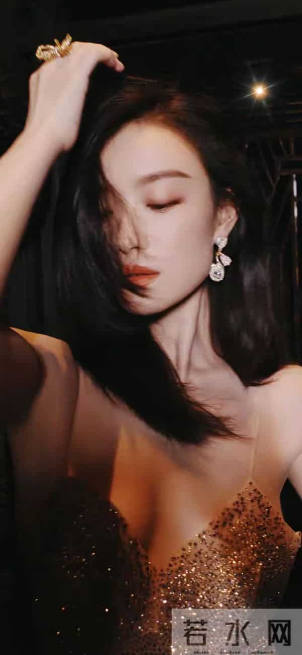 倪妮身姿曼妙,曲线玲珑有致,每一处都散发着致命的性感魅力。