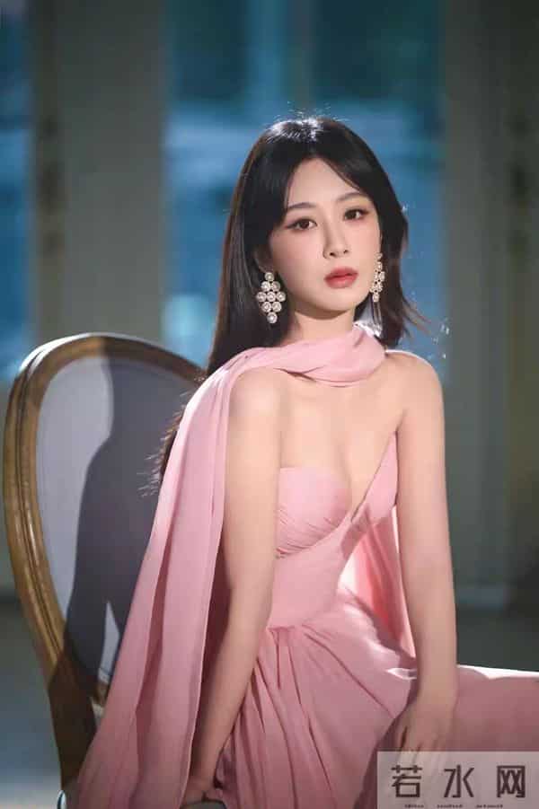 杨紫绝美写真，一袭粉色抹胸裙，甜美性感