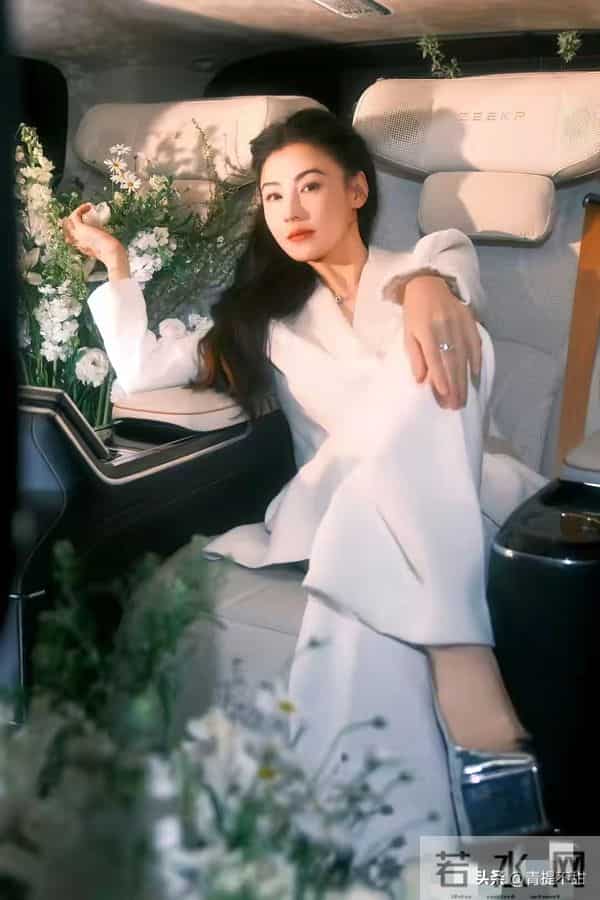 张柏芝的穿搭太绝了，40+姐姐风狠狠拿，不愧是初代港风女神！