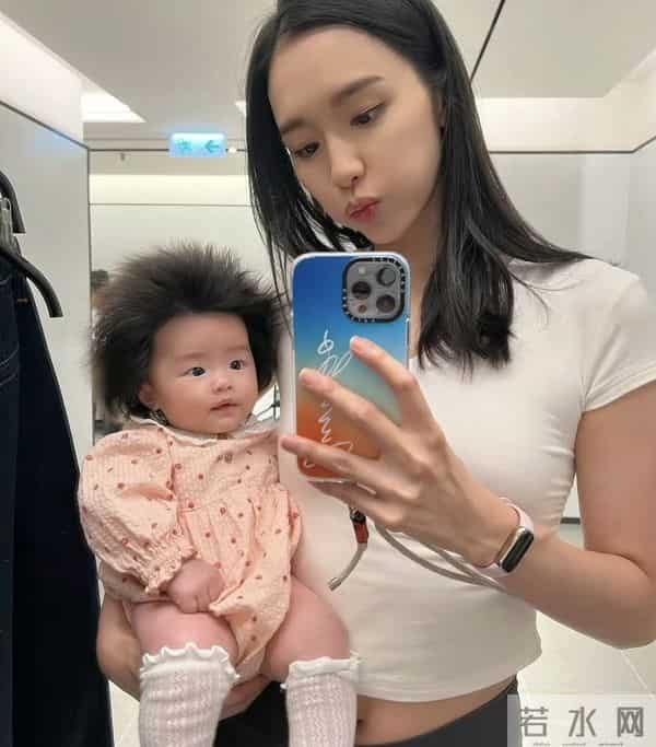 TVB前长腿女神晒近况!四个月大女儿撞脸蒙奇奇,婚后三年抱俩