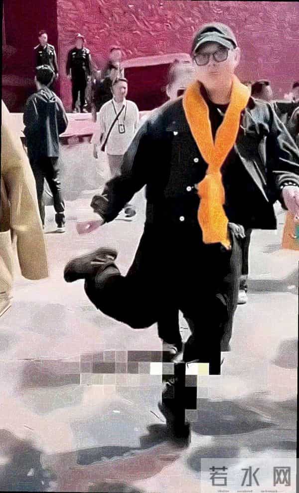 李连杰走路突然手舞足蹈,曾经硬汉如今却添阴柔感