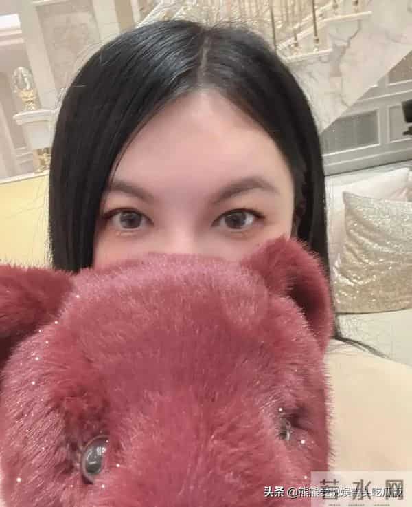 李湘减肥成功了,晒合影瘦了太多,疑回应网络负评!