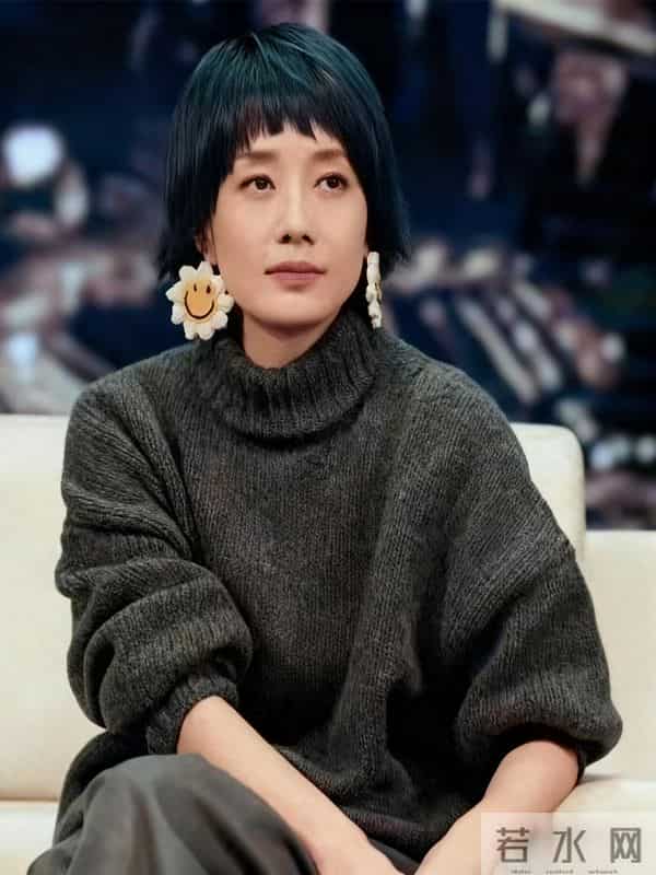 马伊琍新剪了短发大变样!穿灰色毛衣阔腿裤,高级又洋气!