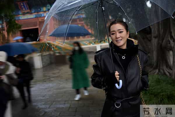 巩俐雨中撑伞漫步北海公园!湖边吃冰糖葫芦好惬意