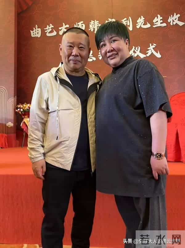 德云社董事长王惠玩闪现，比剪刀手，声音超甜，回应开业筹备相关