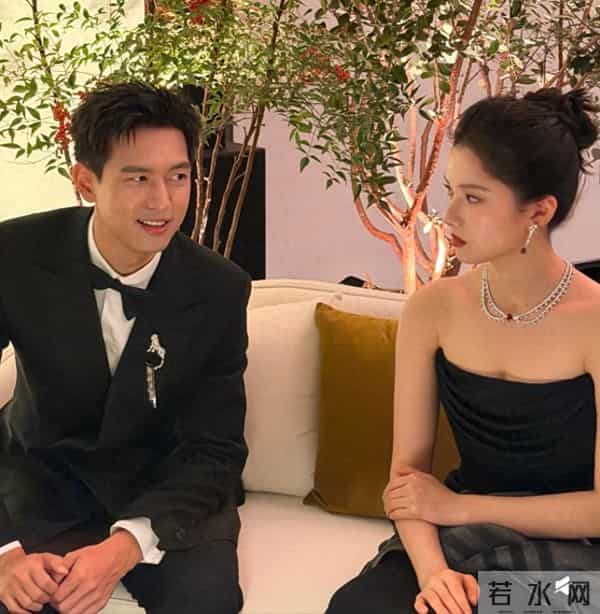 卡地亚晚宴众星相，巩俐穿深V白头发明显，那英挖坑宋佳贡献笑料