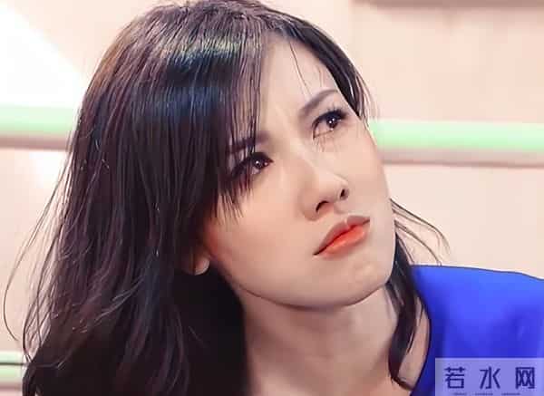 她曾是富家女,破产后选美出道,苦熬多年成主角,爱情事业双得意