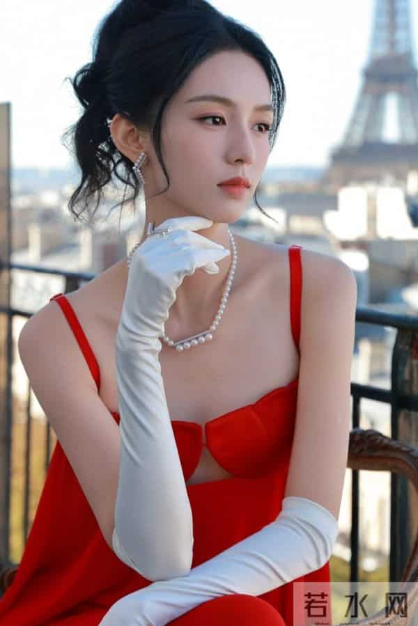 周也,红色抹胸纱裙穿搭,灵动又吸睛