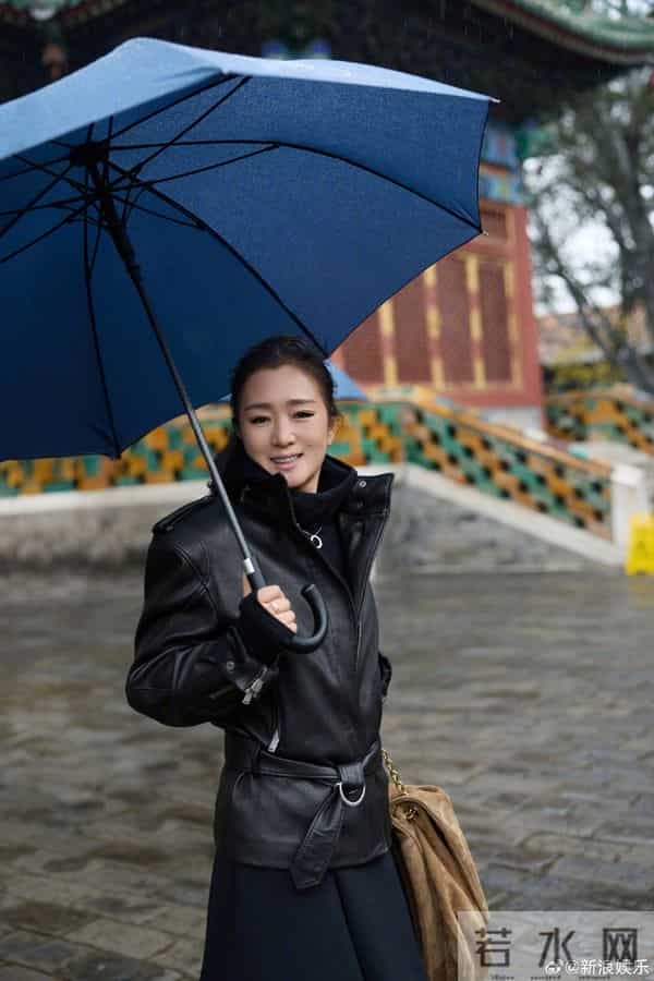巩俐雨天现身北海公园，全黑造型撑伞漫步，这姿态太像电影镜头！