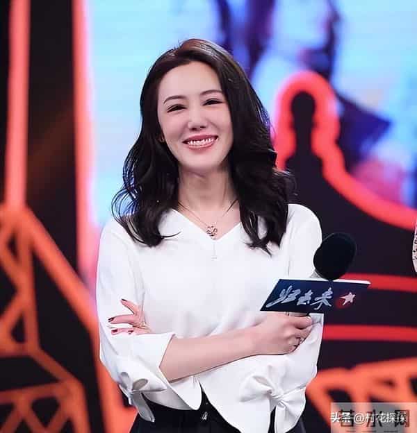 母亲是影后，丈夫是著名演员，公公是央视名嘴，34岁的她在当网红