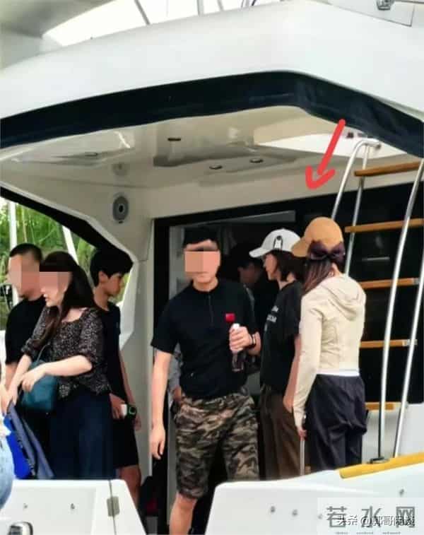 51岁董卿游苏州,打扮清爽和儿子一起,站姿还有主持人仪态