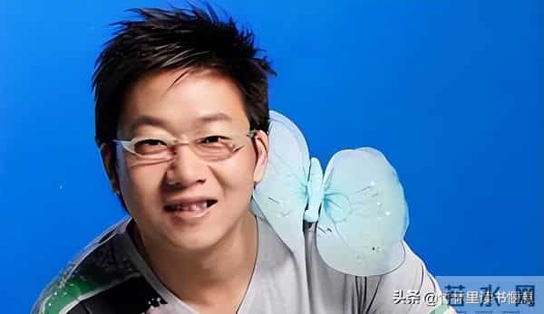 他曾是央视主持,却因“任性”引起领导不满,今54岁在街头当吃播