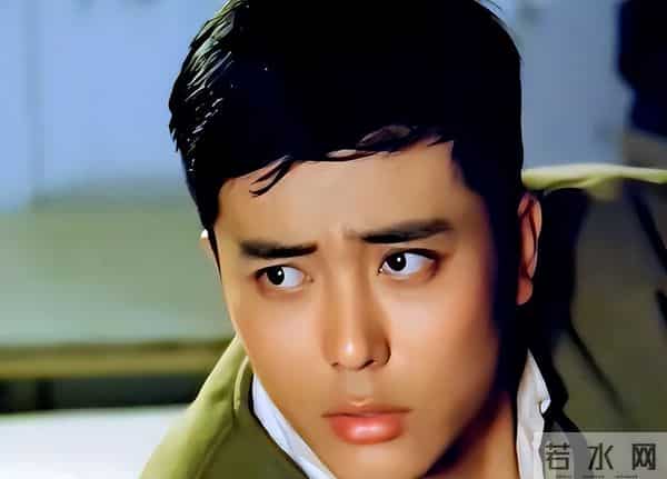 他曾是北影厂第一美男，退居幕后20年担任制片人，如今老的不敢认