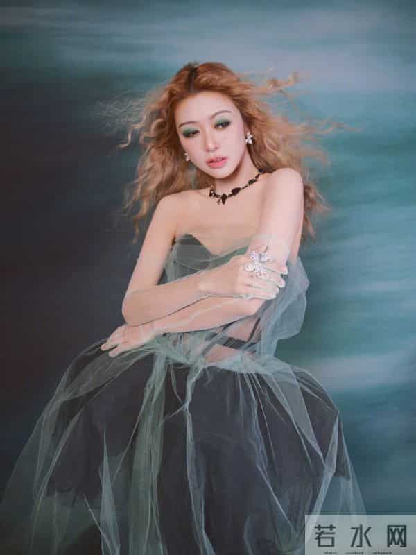 薛凯琪昆山演唱会造型,薄纱抹胸裙穿搭性感迷人