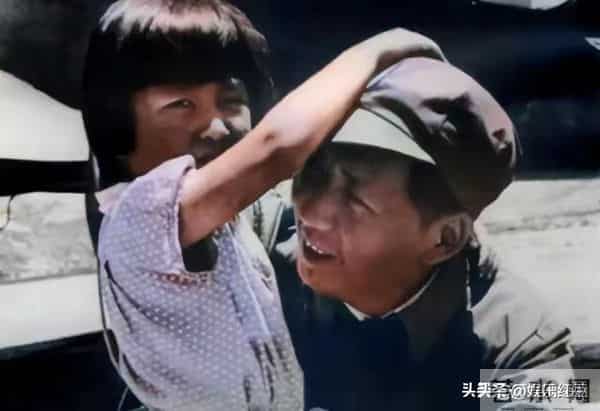 毛主席一家四口合影，四人脸上全是笑意，李讷紧挨毛主席