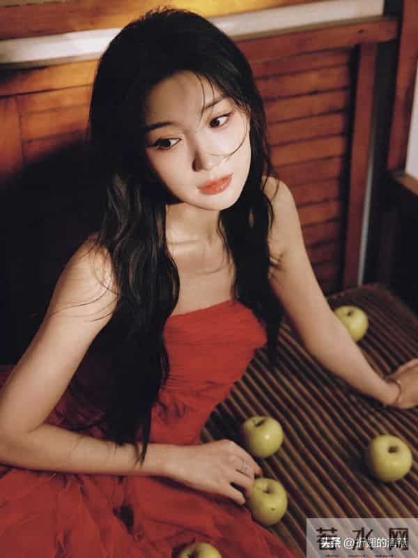毛晓彤抹胸红裙，自在随性，炽热明艳。