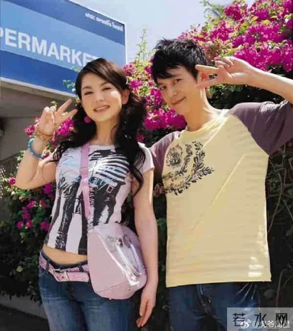 被回娘家的李湘无声炫到 客厅大得像酒店大堂 拍照破天荒只露半张脸