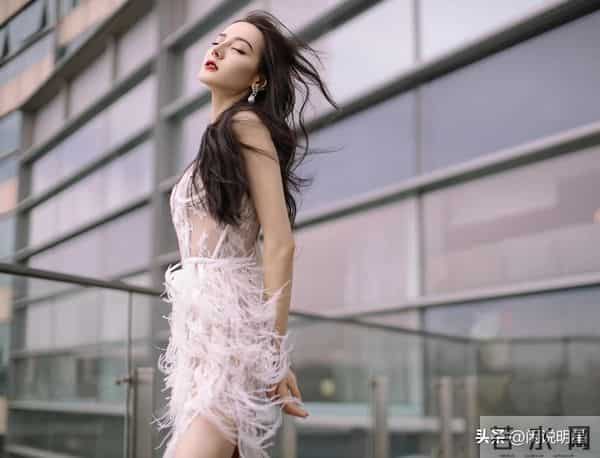 迪丽热巴—珍藏性感照：这“异域神颜”太蛊！每一张都是心脏暴击