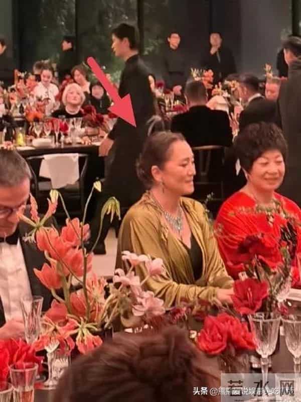 60岁巩俐在北京参加时尚活动,她整个人苍老了好多,身材臃肿走样