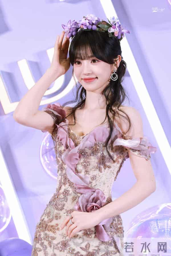 田曦薇“像刚放学的学姐”:白Polo+素颜感妆,美得毫不费力