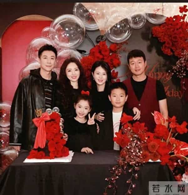 佟大为儿子与酒窝同框,同样9岁比酒窝高半头,正脸照跟爸爸雷同