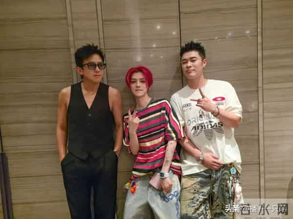 陈赫生日照凹造型耍帅 邓超喊话40岁了稳重点 鹿晗让他少吃小龙虾