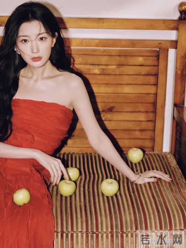 毛晓彤抹胸红裙，自在随性，炽热明艳。
