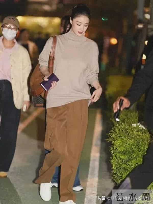 41岁蒋欣减肥成功美得惊艳！穿卡其色上衣+棕色长裤，高级又洋气