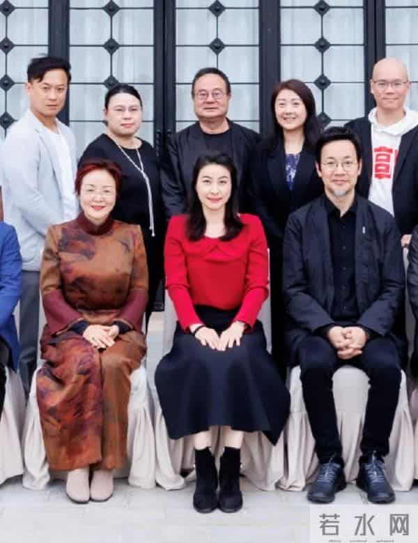 看了郭晶晶的穿搭，我悟了：西装不配牛仔裤、短靴，才更高级洋气