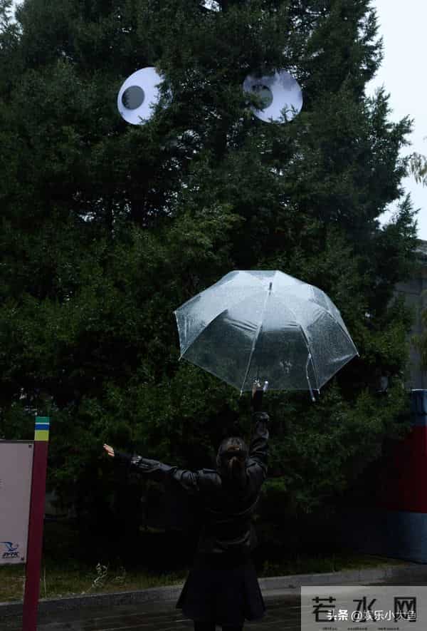 巩俐参加卡地亚活动,60岁依旧很有女王范,完美诠释岁月不败美人