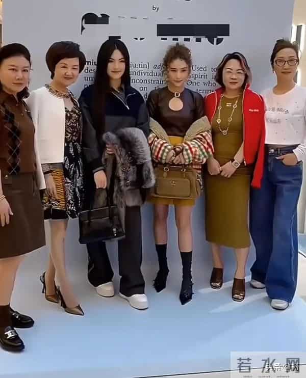 两位真千金罕见同框，何超莲娇小玲珑，小17岁的王诗龄端庄大气