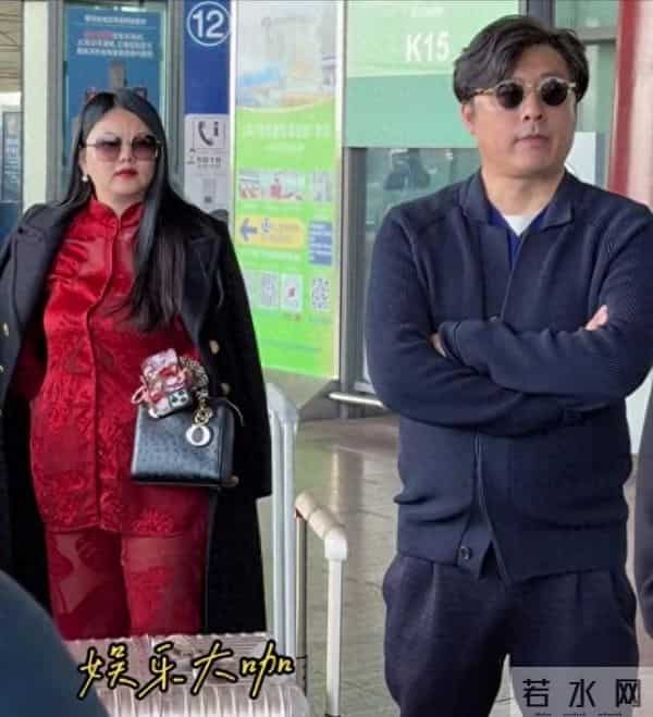 被回娘家的李湘无声炫到 客厅大得像酒店大堂 拍照破天荒只露半张脸