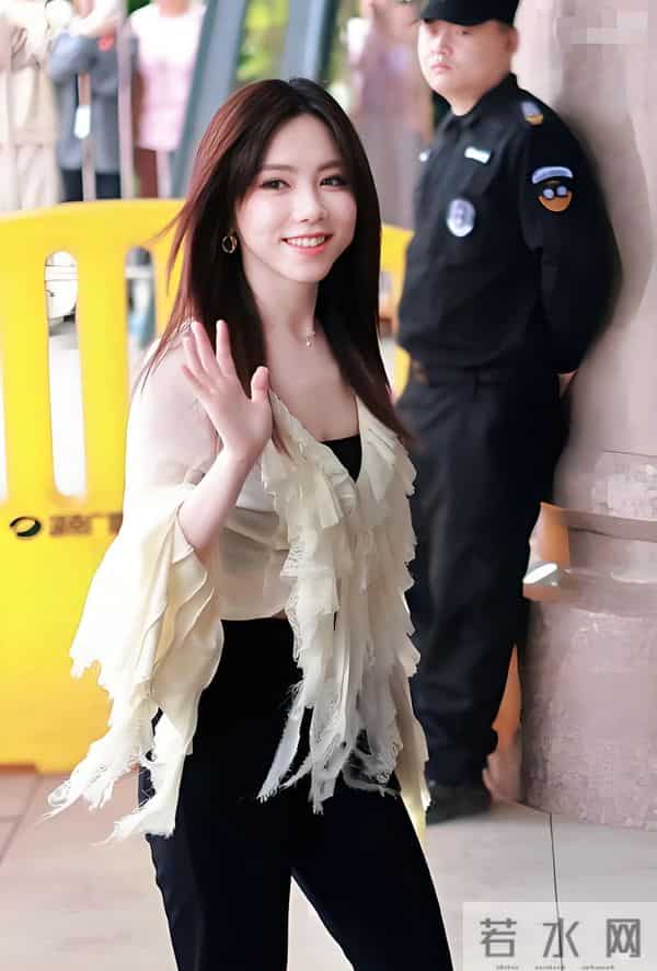 这才是邓紫棋真实身材，你见了有何感想？