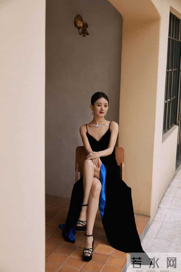 黑丝绒吊带裙裹着冷艳的柔，内里宝蓝衬出暗调的烈