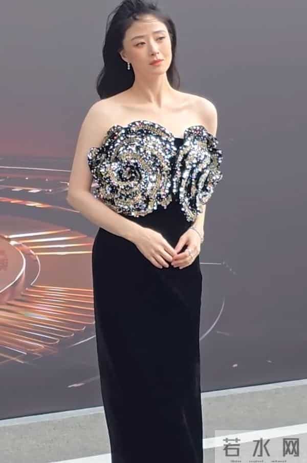 蒋欣终于瘦出新高度，顶级头肩比美爆了，她的“波浪”锁骨更抢镜